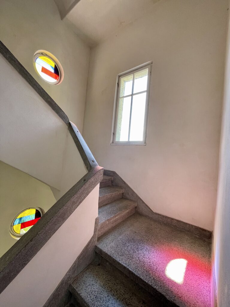 Стълбище с витражи